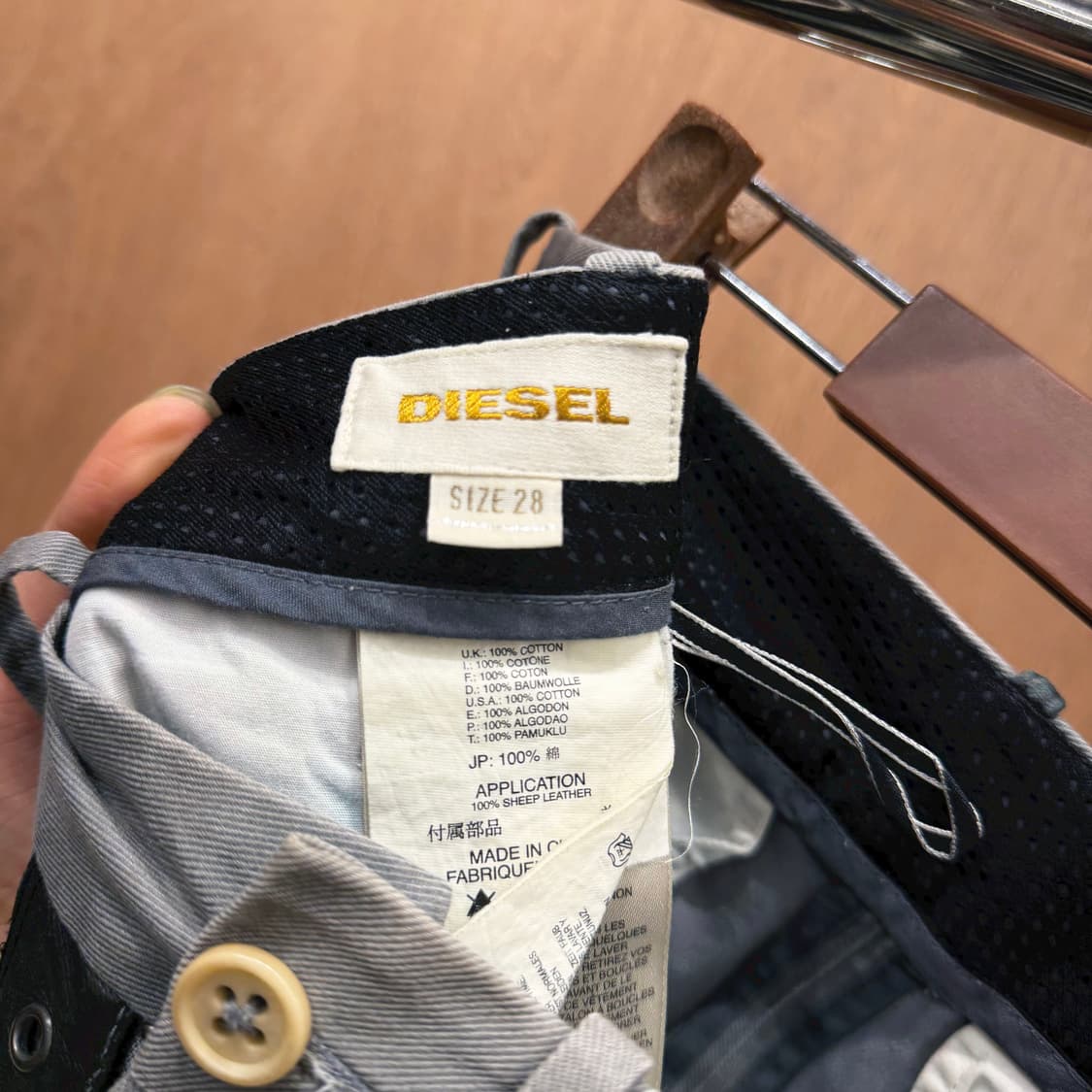 디젤 코튼 팬츠 사이드 레더 스트랩 로고 메탈 장식 스트레이트핏 그레이 상품이미지7