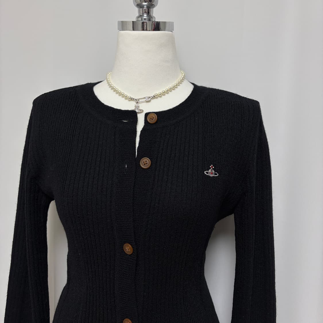 비비안웨스트우드 울 로고 리브 블랙 가디건 상품이미지2