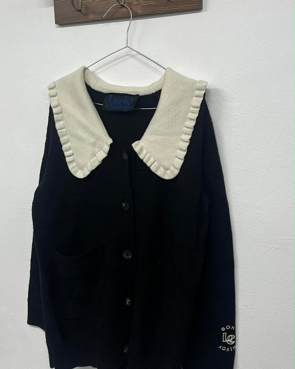 럭키슈에뜨 21년 신형 러플 카라 울 니트 가디건 상품이미지1