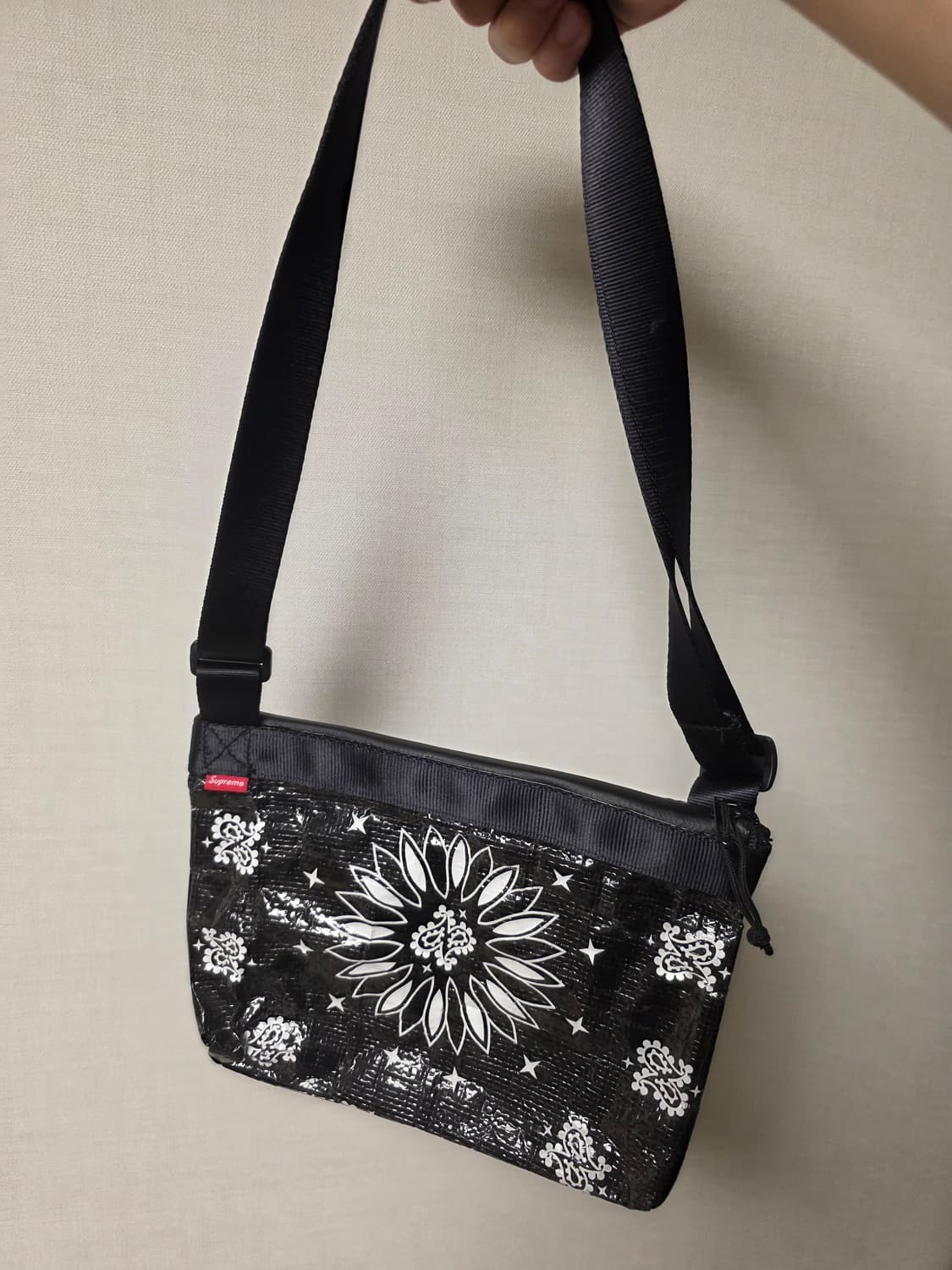 새상품급 슈프림 페이즐리 타프 크로스백 블랙 상품이미지2