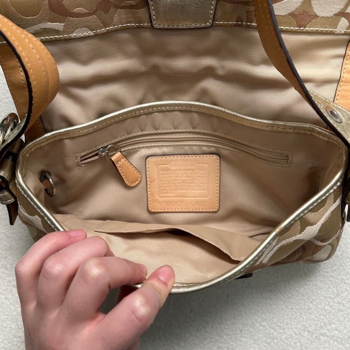 코치 소호 시그니처 C 메탈릭 스몰 플랩 숄더백 상품이미지7