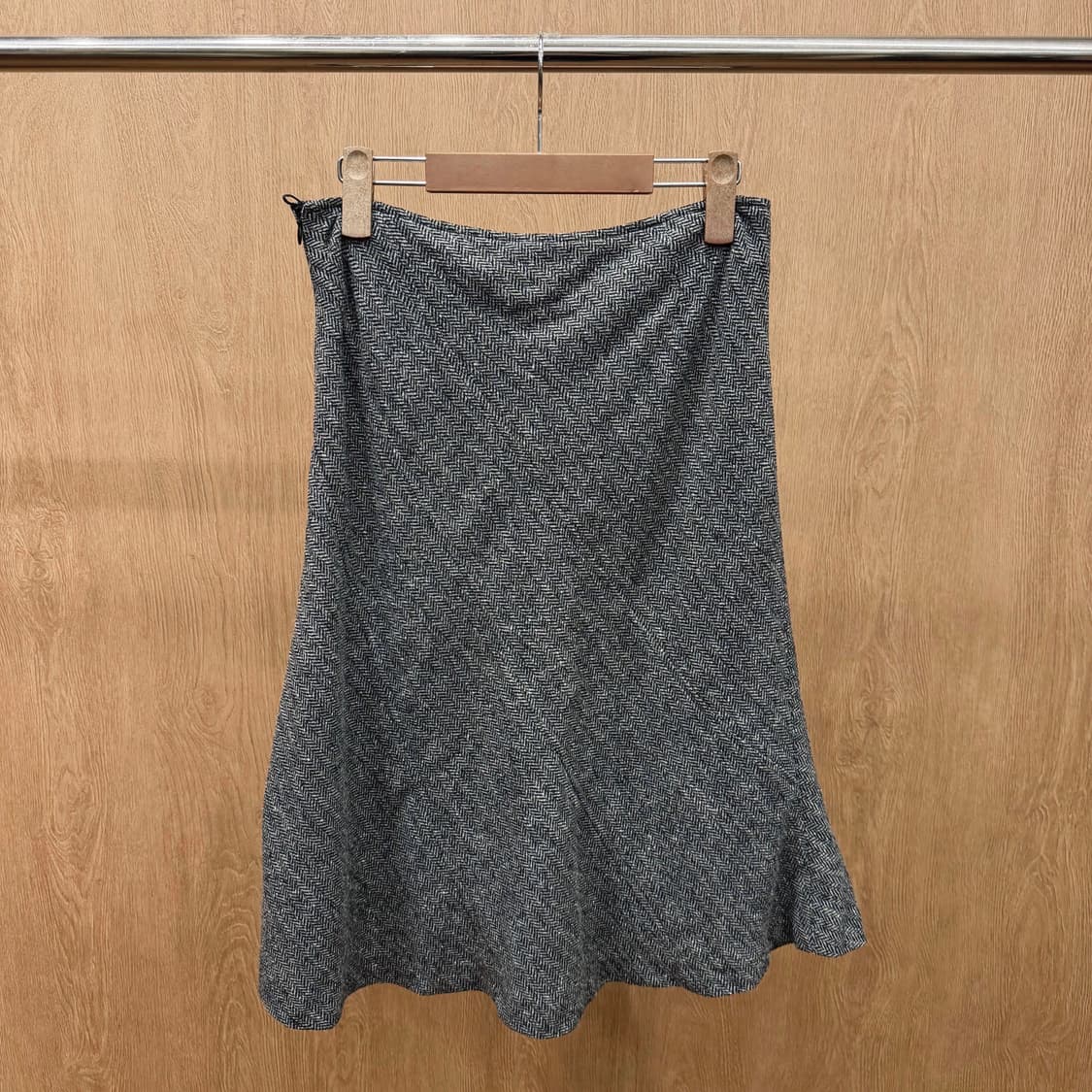 막스앤코 헤링본 미디 스커트 사이드 지퍼 디테일 플레어핏 그레이 상품이미지3