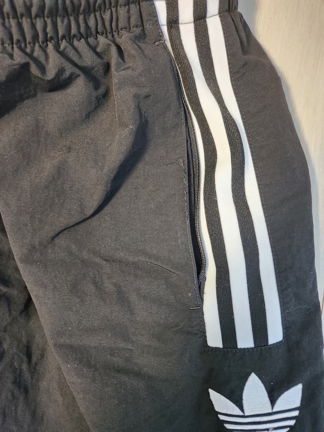 아디다스 우븐 트레이닝 조거 팬츠 사이즈xl

사용감 있지만 오염 하자는 상품이미지5