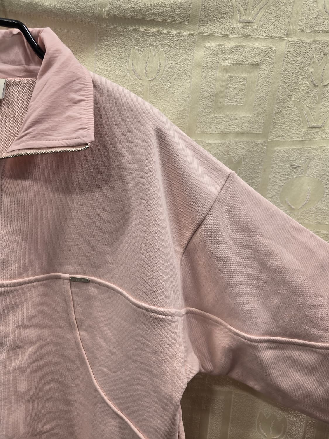 거의새거) 쏘이르 SOIR 25년 핑크색 하프집업 맨투맨 프리사이즈 상품이미지4