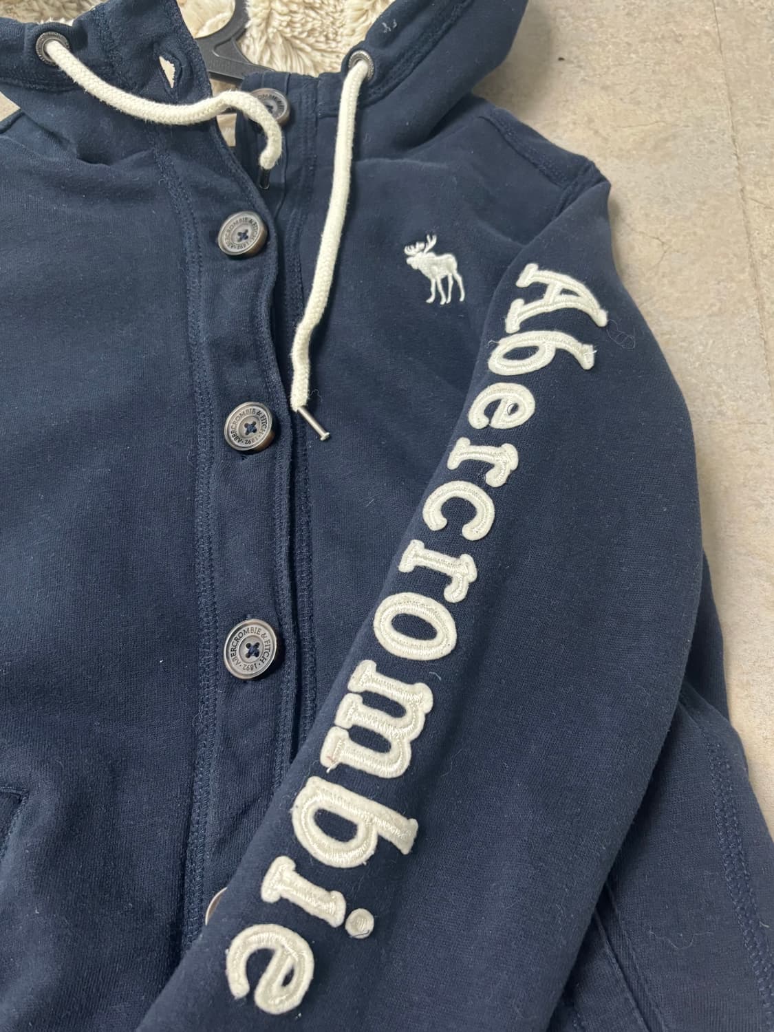 아베크롬비 순록 로고 네이비 버튼 후드집업 양털 안감 딱붙핏 상품이미지3