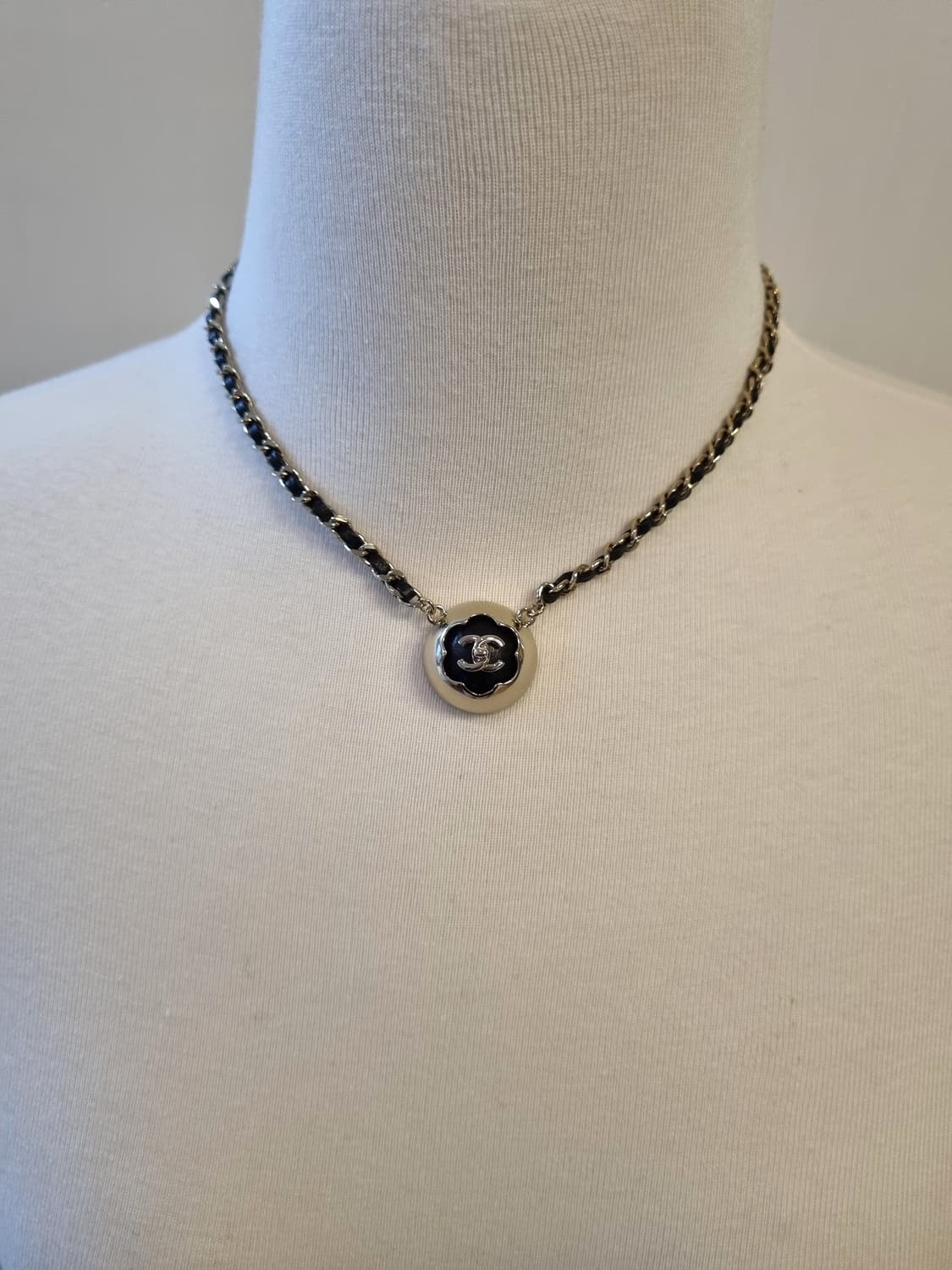 샤넬 업사이클링 가죽체인 까멜리아 턴락 목걸이 상품이미지7