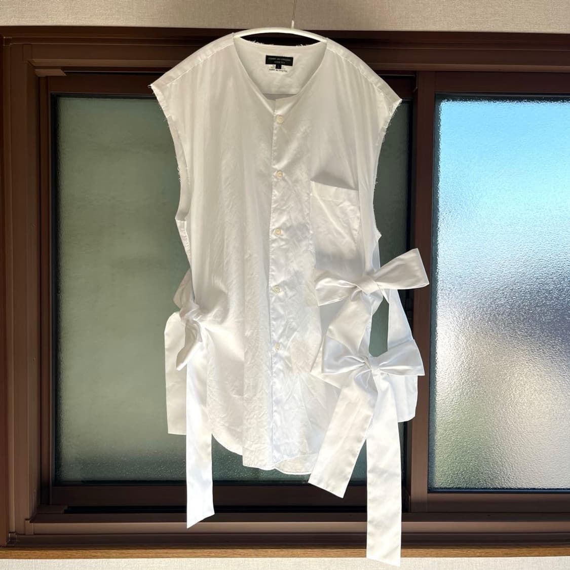 25ss 꼼데가르송 옴므플러스 슬리브리스 리본 화이트 블라우스 s 상품이미지3