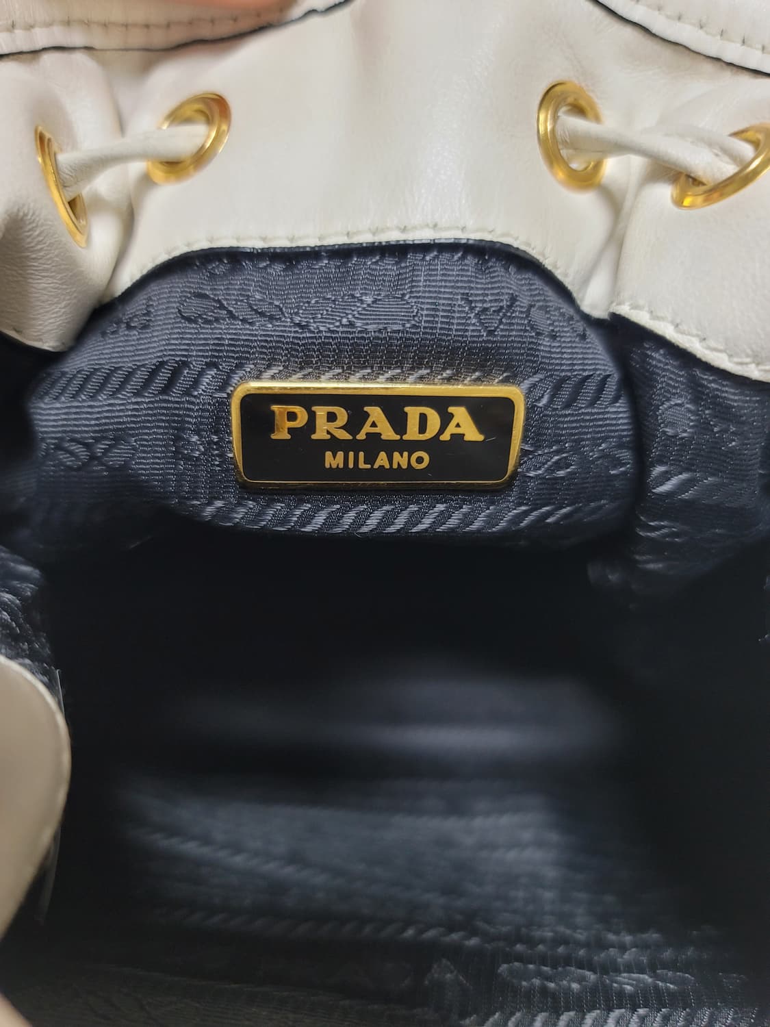 프라다 화이트 듀에 복조리 버킷백 상태굿

 상품이미지7