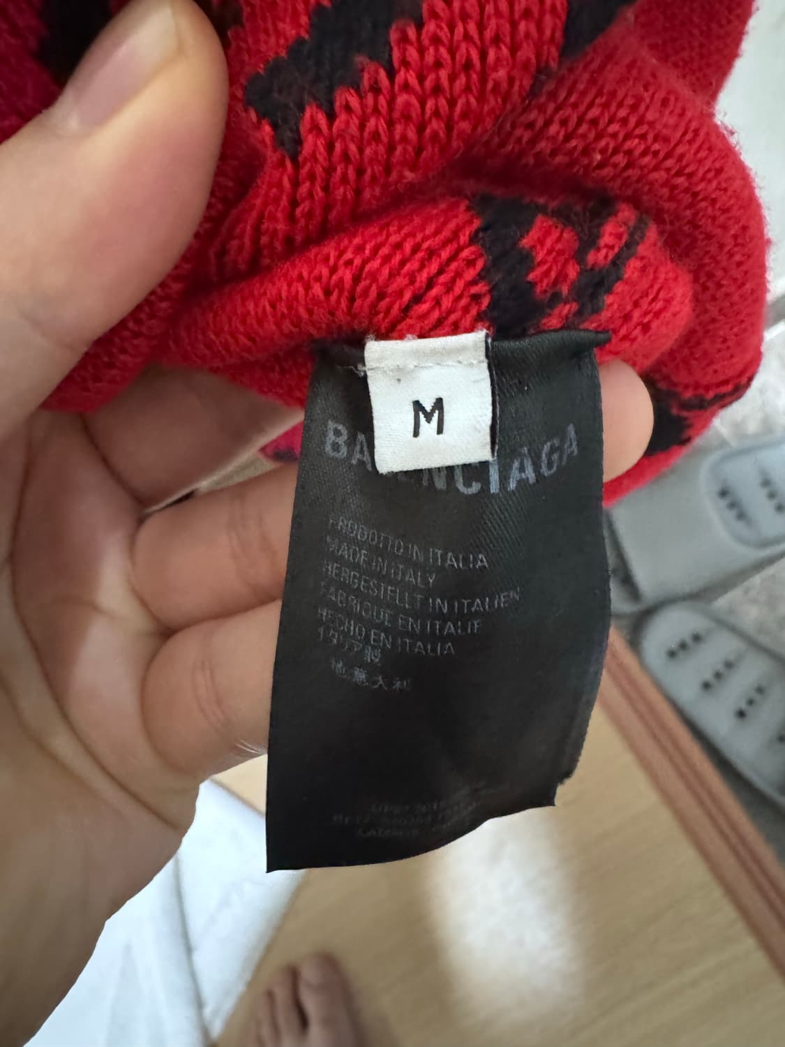 발렌시아가 올오버 로고 크루넥 니트 블랙 레드 상품이미지3