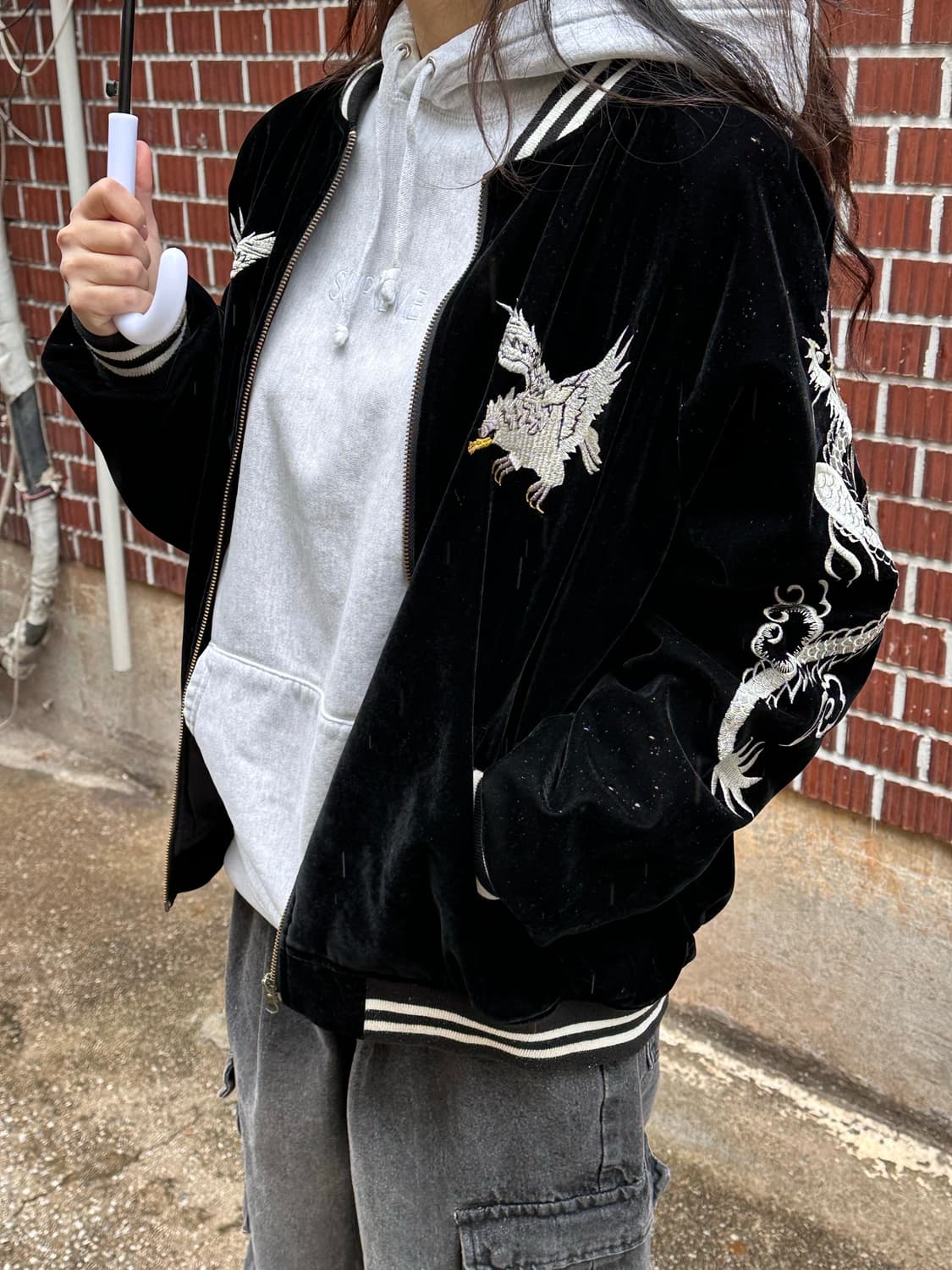 벨벳 스카쟌 슈프림 후드티 흑청 카고 팬츠 코디세트 상품이미지4