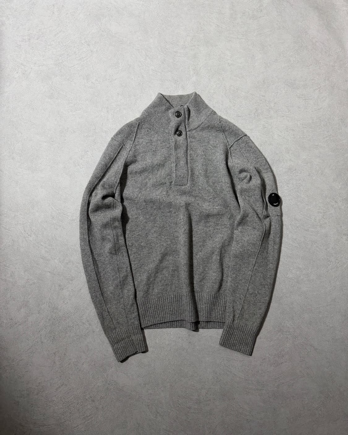 C.P 컴퍼니 렌즈패치 쿼터집업니트 상품이미지1