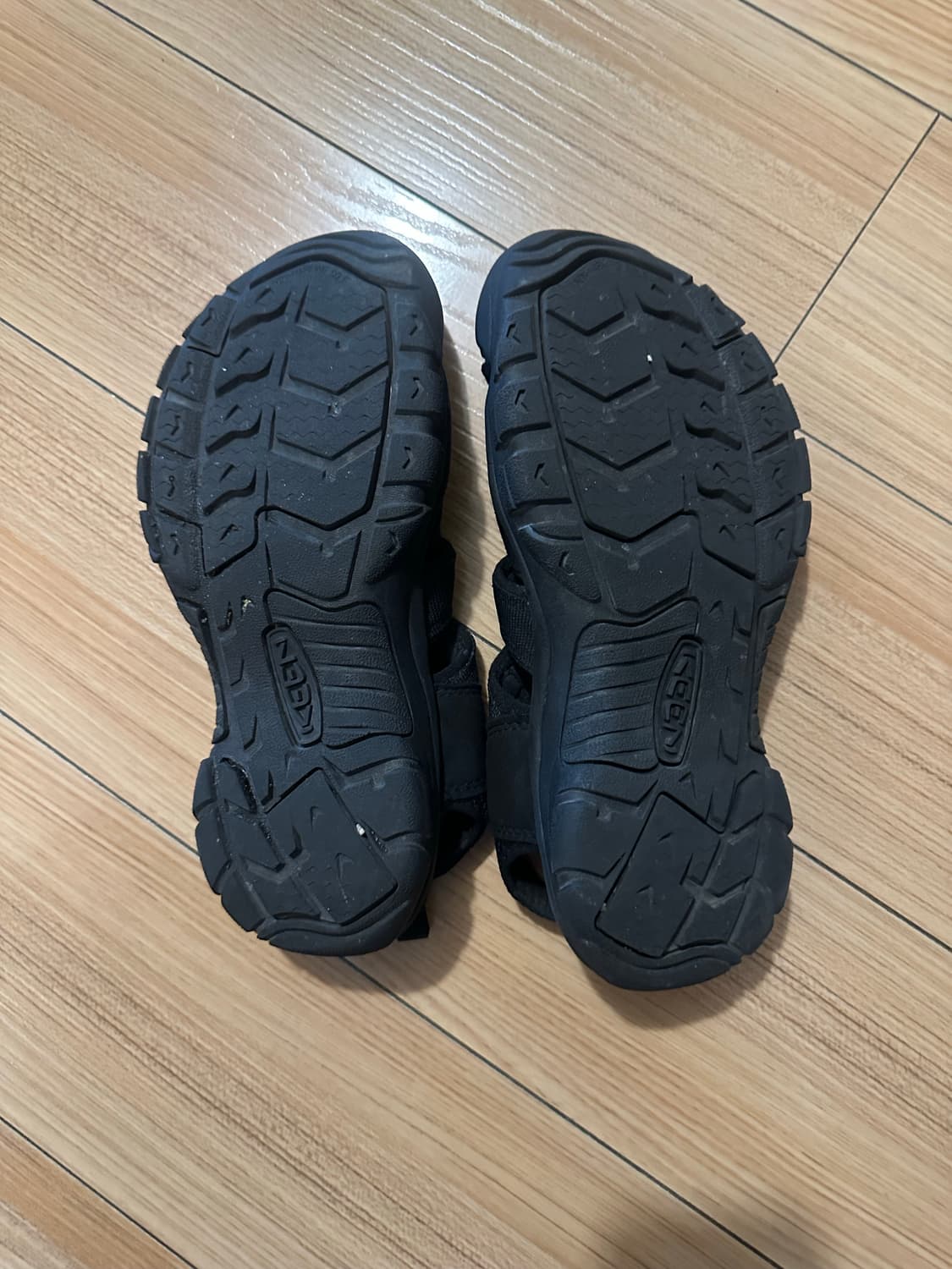 Keen 블랙 샌들 상품이미지3