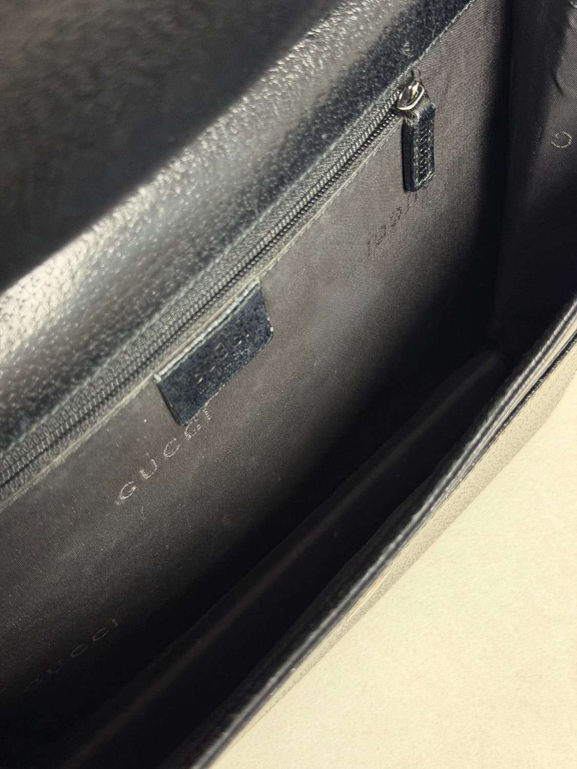 구찌 텍스처드 레더 메탈 바 탑 핸들 토트백 상품이미지8