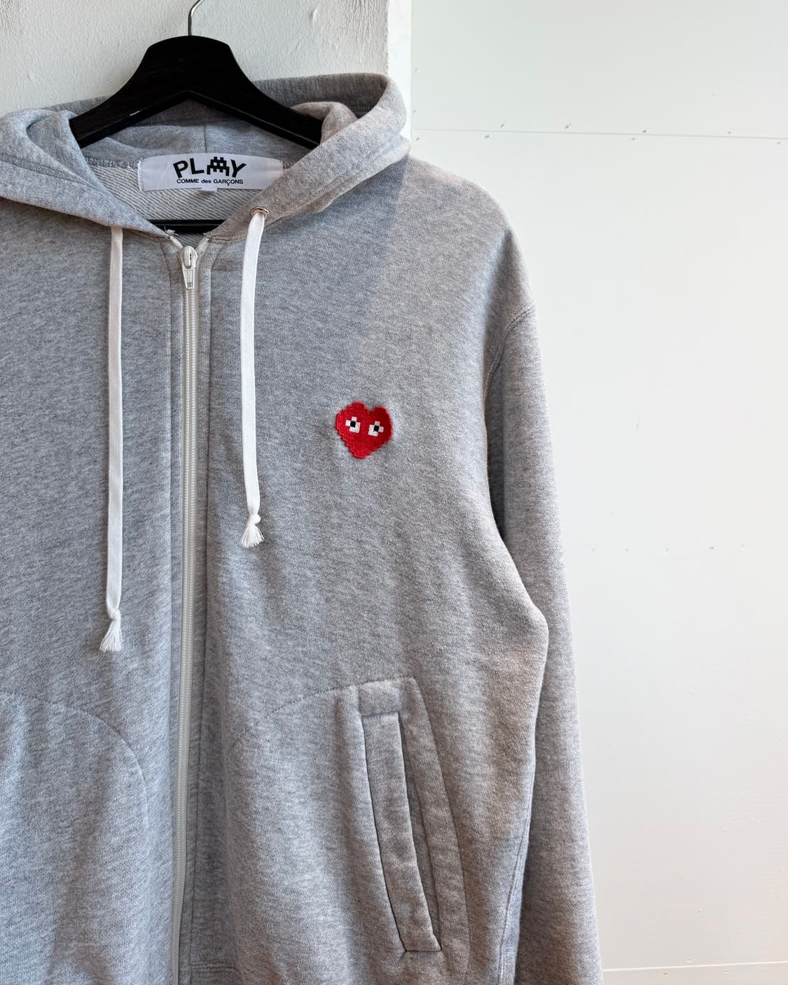 꼼데가르송 플레이 그레이 픽셀 하트 와펜 후드 집업  상품이미지5