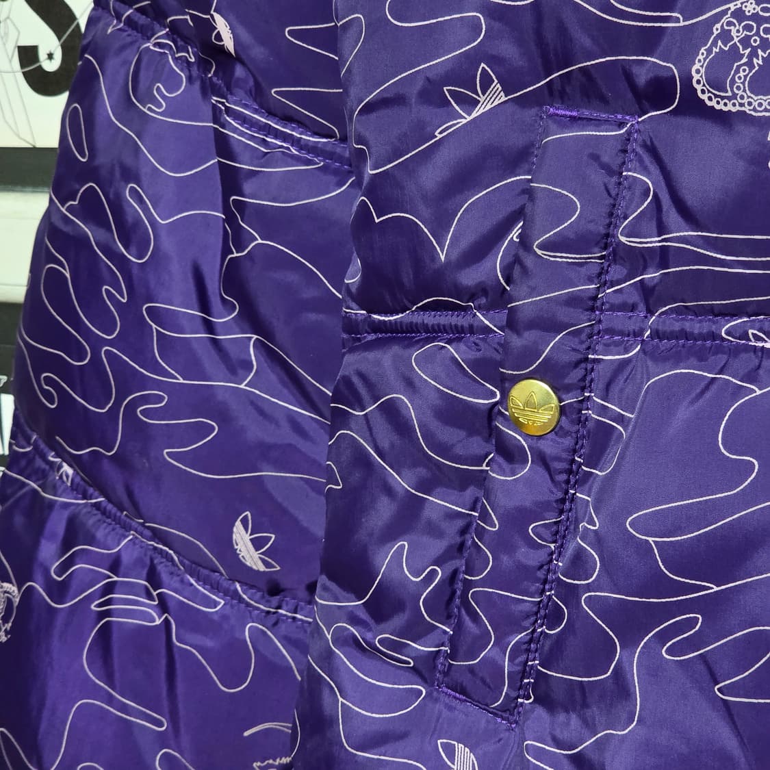 아디다스 키치 카모 왕관 패턴 퍼플 패딩 상품이미지4