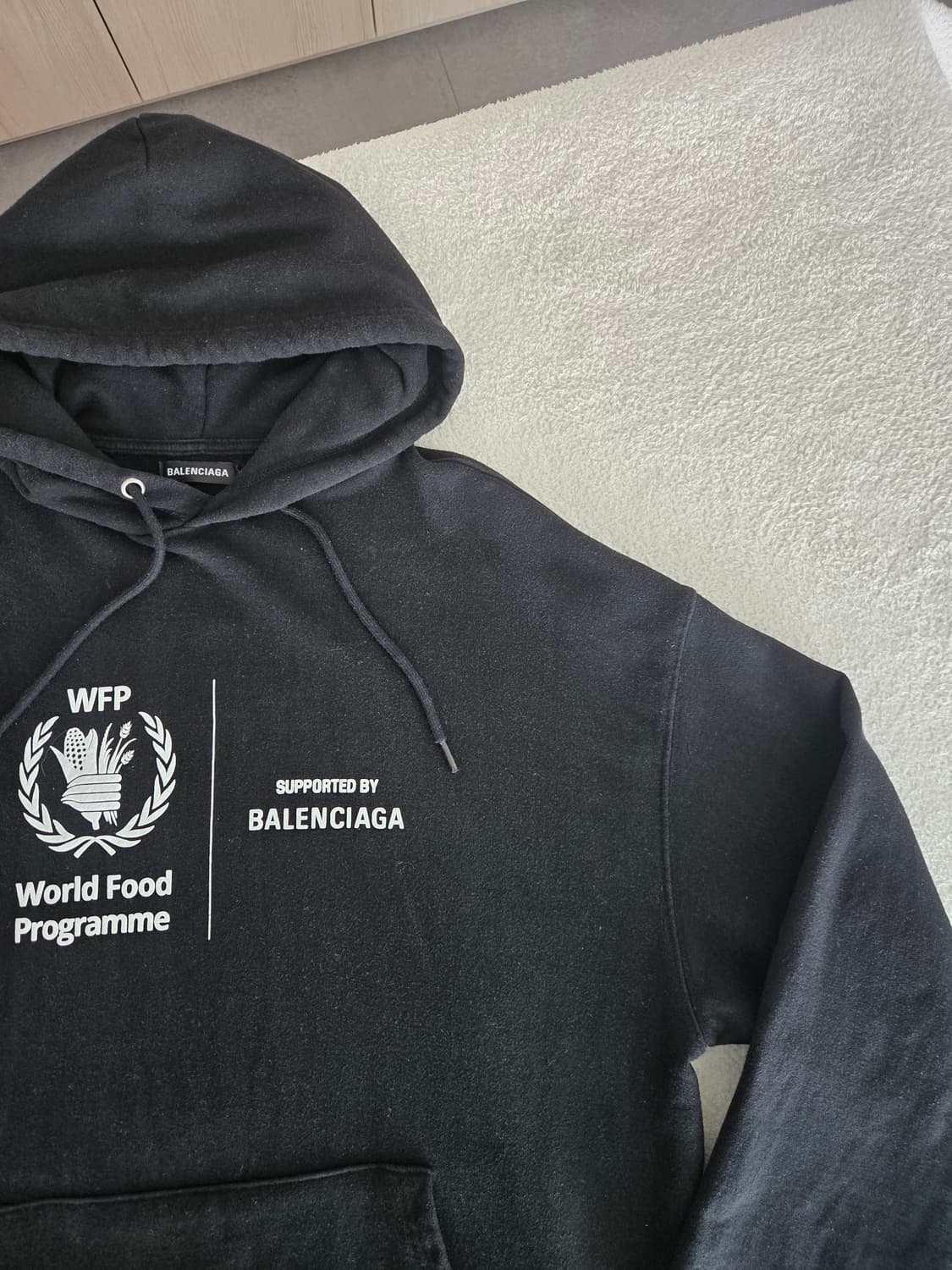 발렌시아가 WFP 협업 후드티 블랙 상품이미지4
