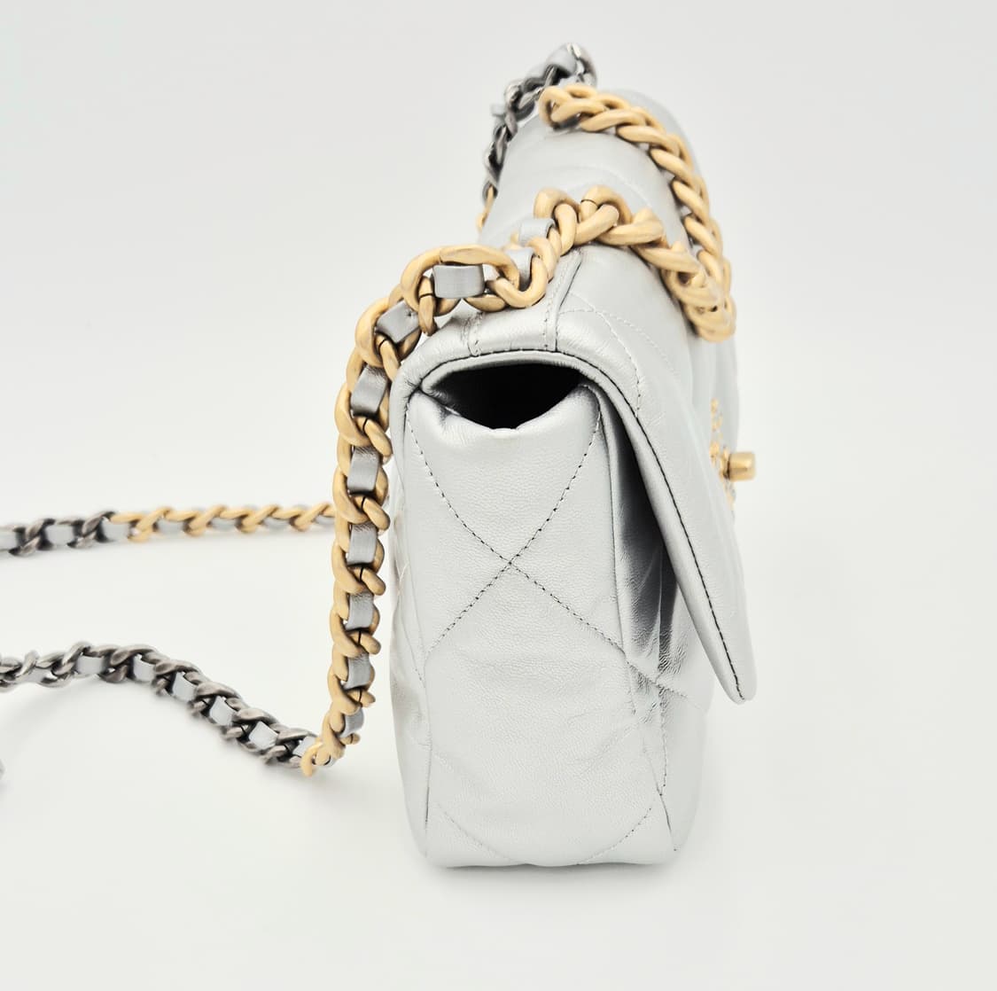 샤넬 19 미듐 실버 플랩 금장 체인 숄더백 상품이미지4