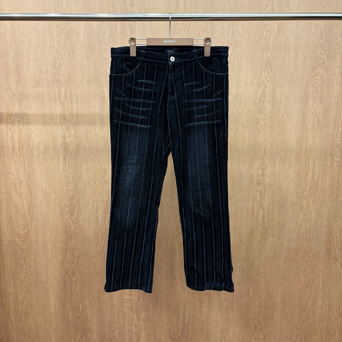 버버리 블랙 라벨 팬츠 그레이 핀 스트라이프 패턴 로고 자수 디테일 블랙 상품이미지2