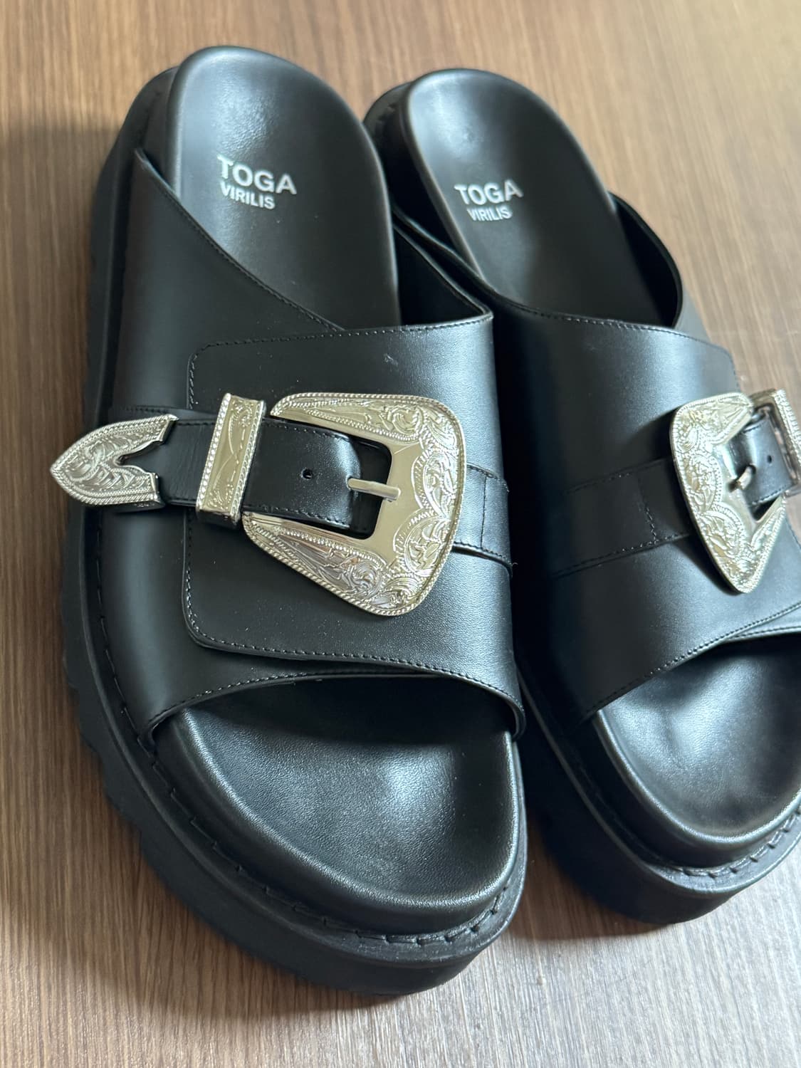 Toga Virilis 토가 비릴리스 인그레이빙 버클 슬라이드 샌들 42 상품이미지3