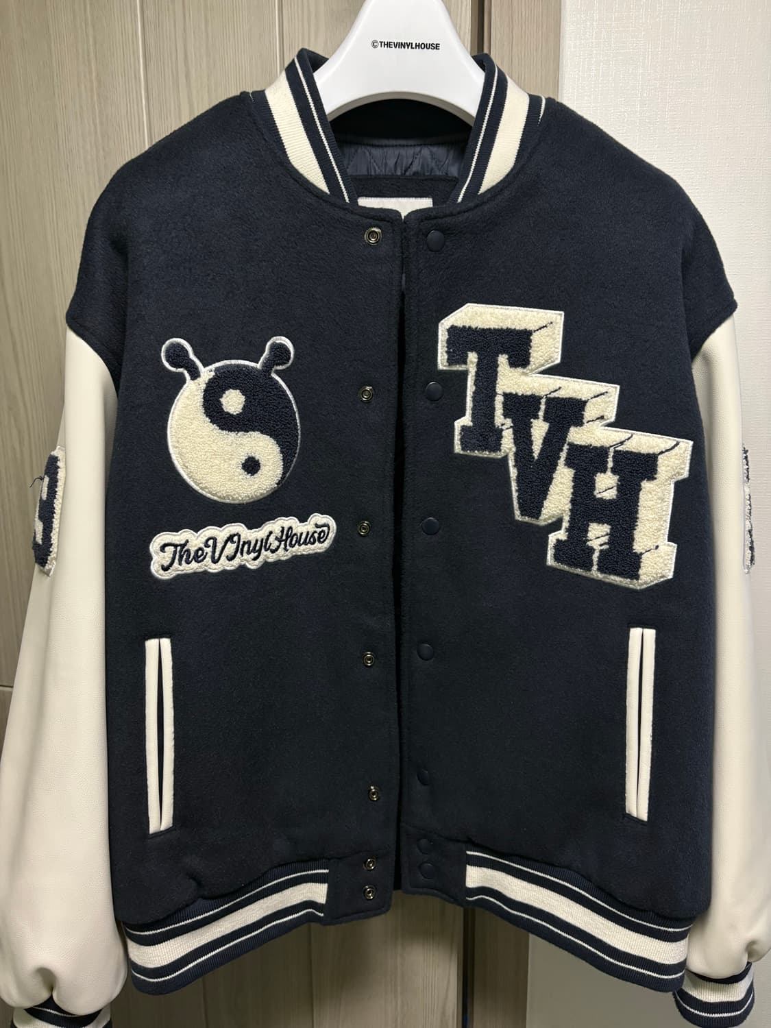 L) 더바이닐하우스 인양 바시티 자켓 네이비 상품이미지3