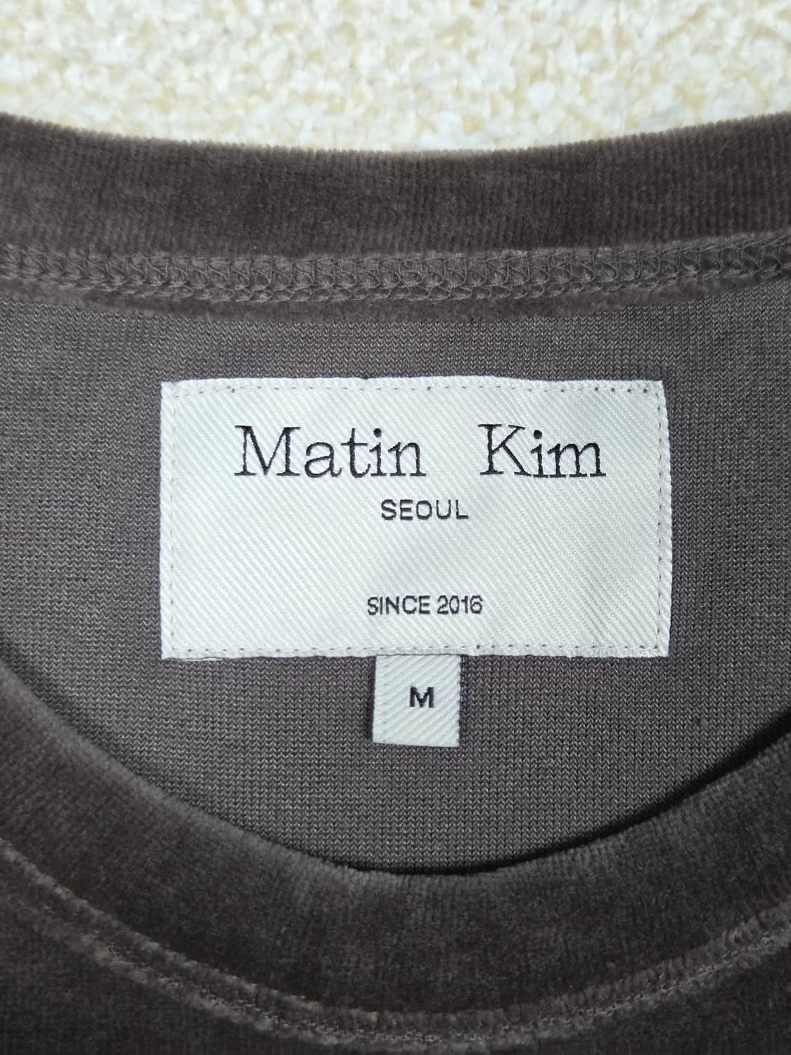 [마뗑킴] 벨벳 엠보 로고 크롭 반팔 티셔츠 | S00175 상품이미지3