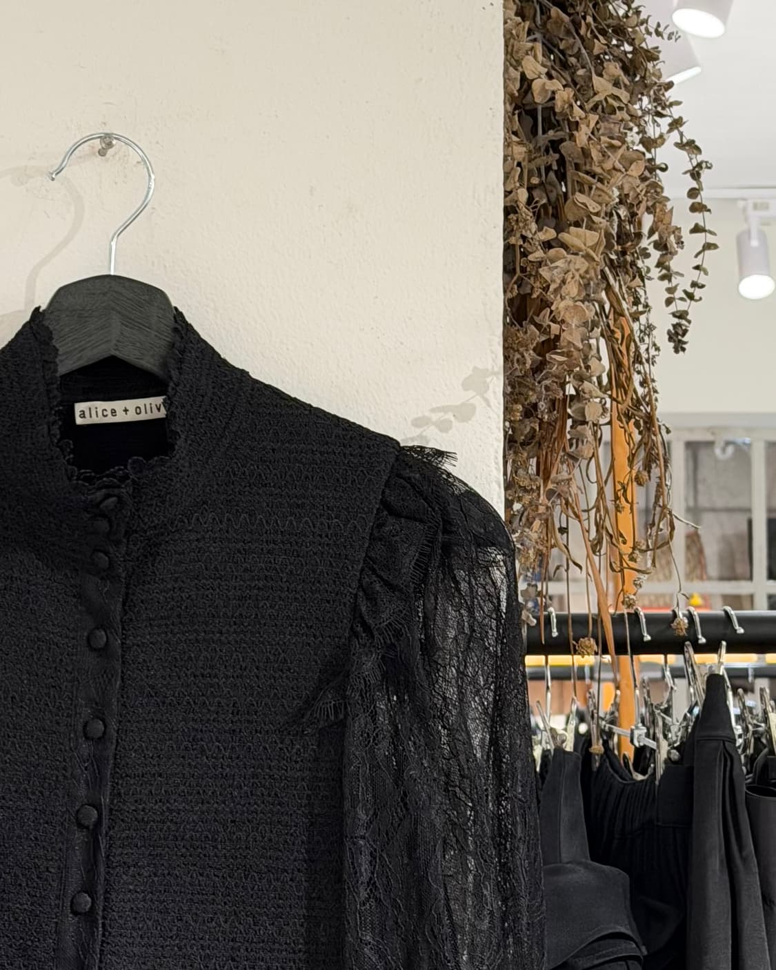 앨리스앤올리비아 블랙 레이스 블라우스  상품이미지3