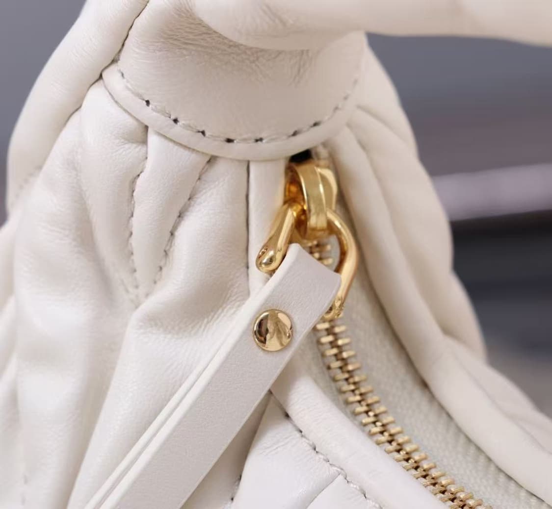 미우 미우 완더 마테라쎄 나파 가죽 호보 미니백 화이트 상품이미지7