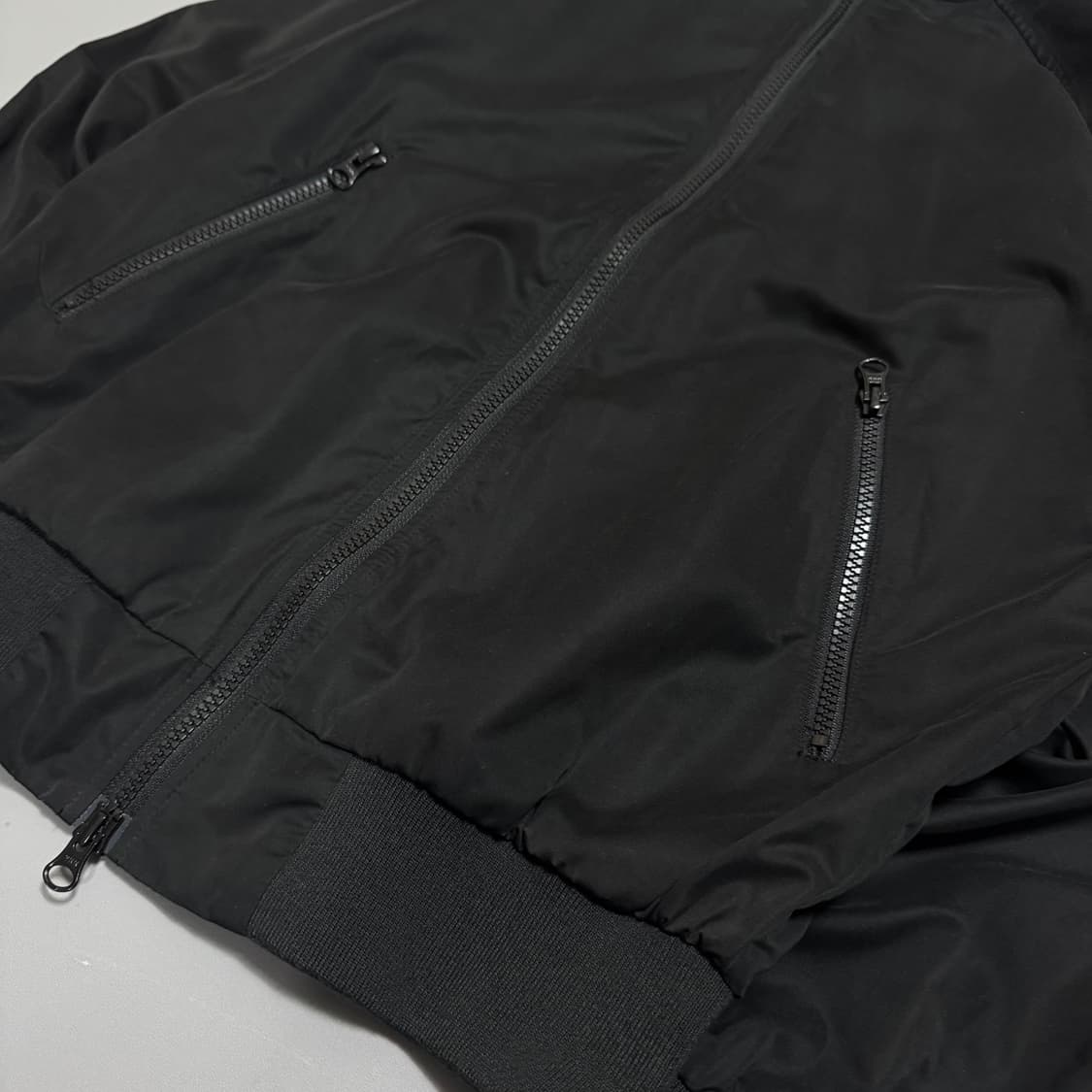 빔즈(BEAMS) 블랙컬러 폴리에스터 더블 집업 하이넥 테크 윈드브레이커 상품이미지4
