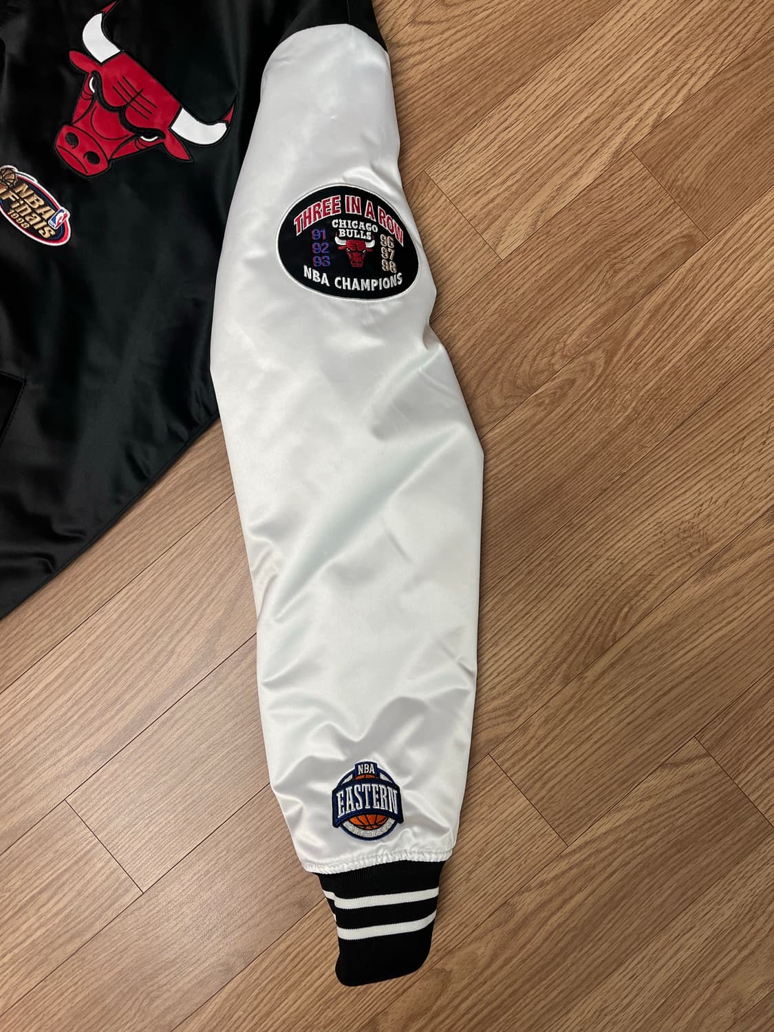 미첼앤네스 NBA 시카고 불스 챔피언스 바시티 새틴 자켓 L 상품이미지5