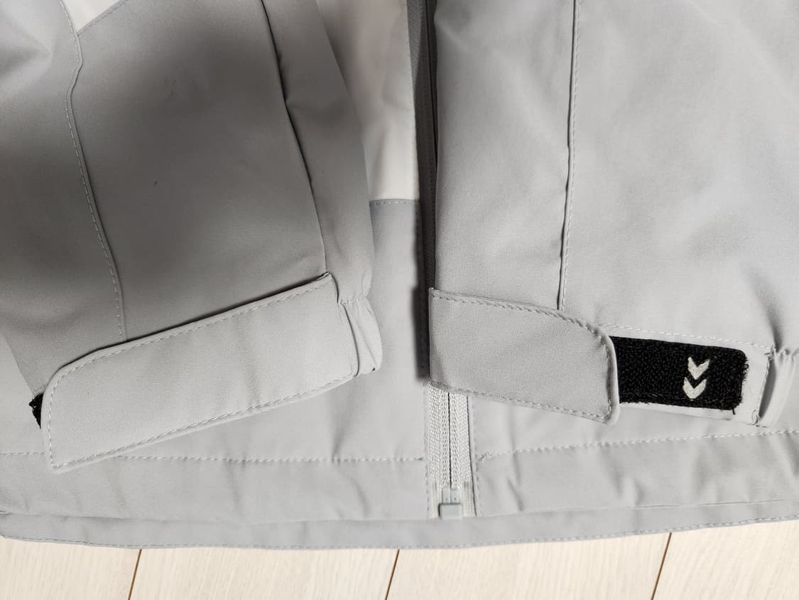 험멜 바람막이 사이즈100 (새상품급,미사용)

오염 하자 없이 깨끗해요 상품이미지4