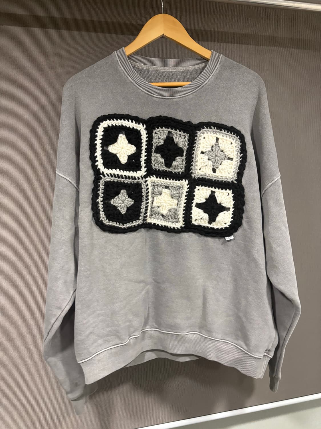 [Free] 그레이그릿 니트패치 피그먼트 맨투맨 상품이미지1