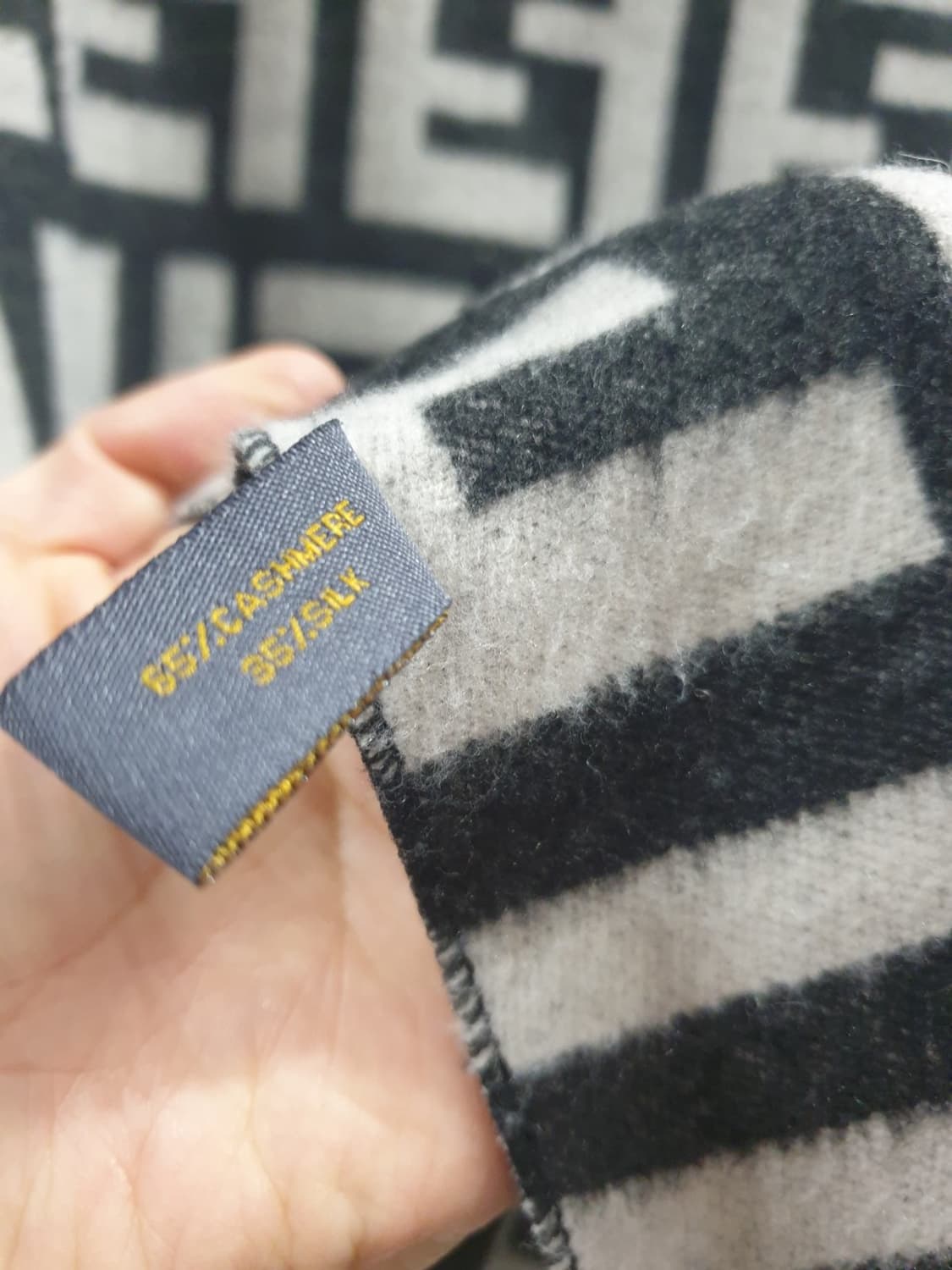 펜디 캐시미어 머플러 겸 숄 상품이미지3