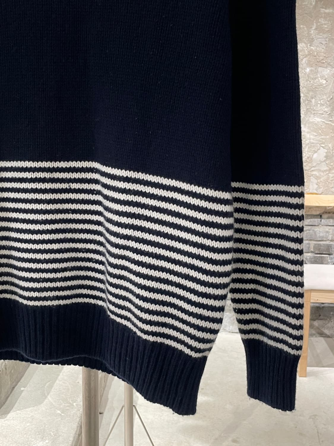 몽클레르 다크 네이비 패치 로고 스트라이프 스웨터 상품이미지5