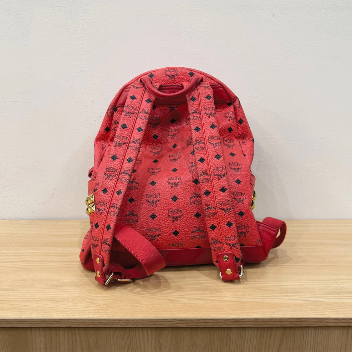 MCM 미니 백팩 모노그램 패턴 스터드 지퍼 포켓 디테일 레드 상품이미지2