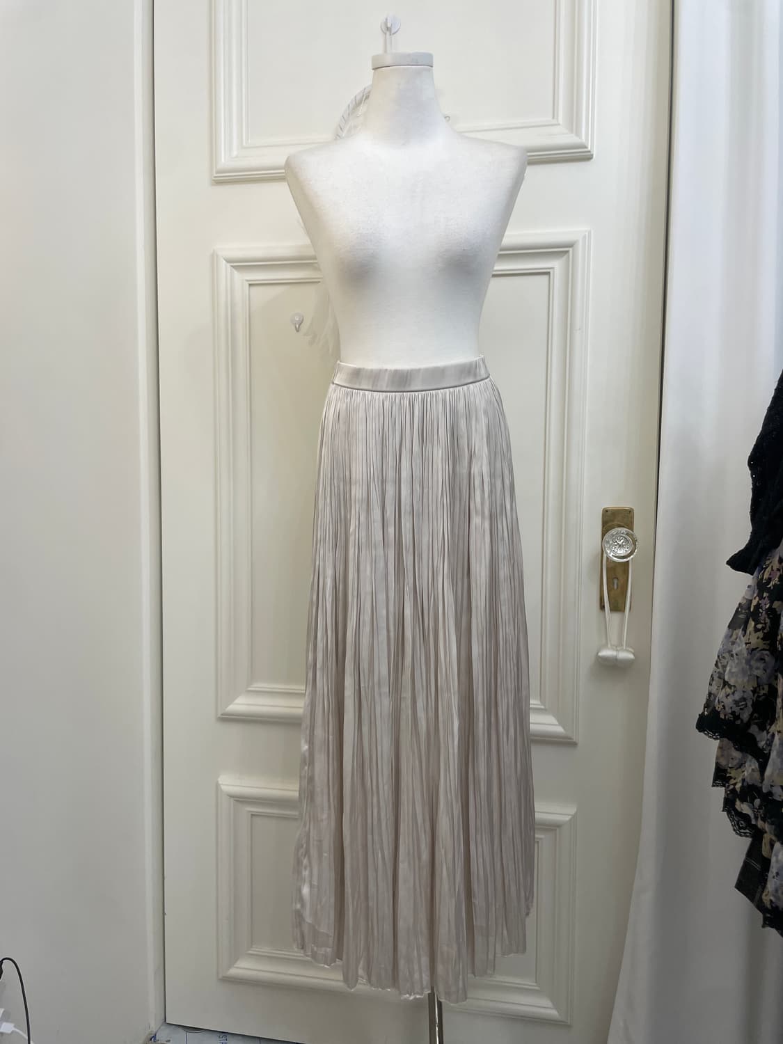 gray beige satin pleats long skirt 상품이미지1