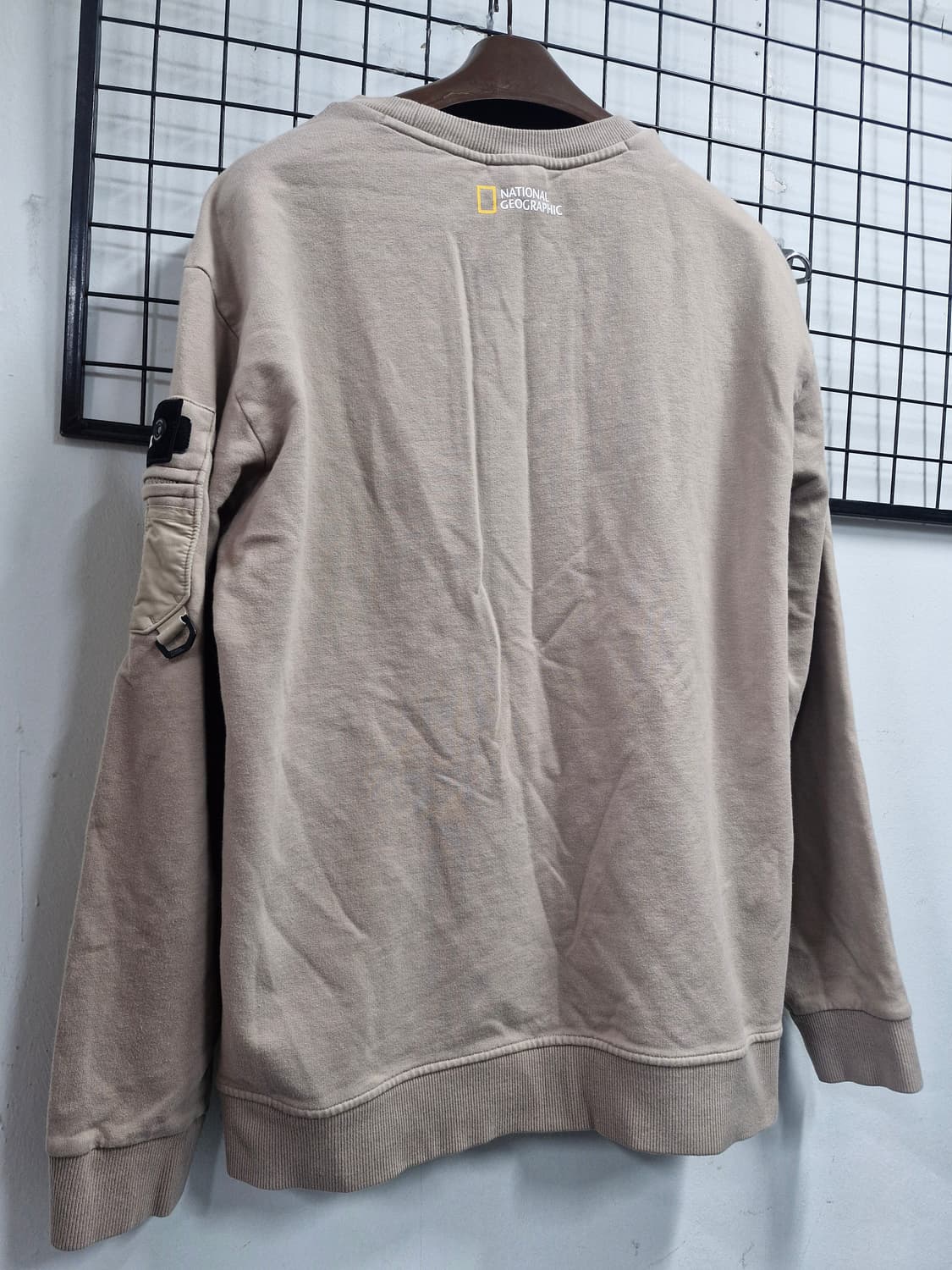 110XXL 내셔널지오그래픽 베이지 맨투맨. 상품이미지7