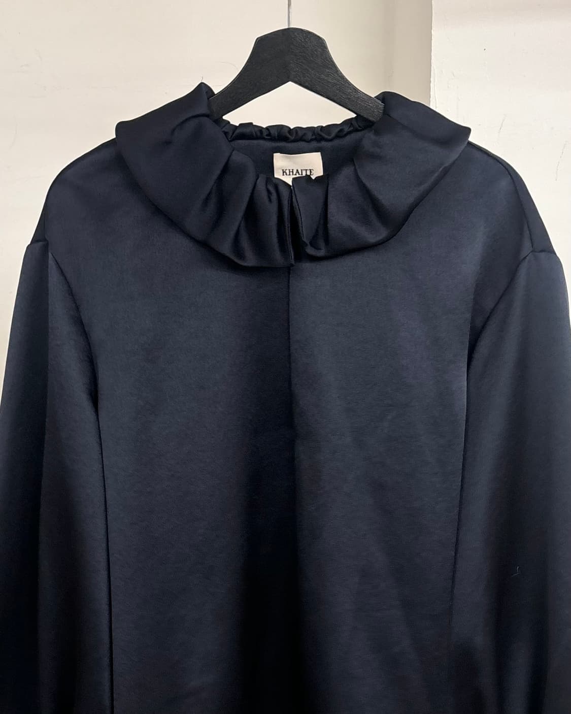 케이트 러플 하이넥 네이비 실크 블라우스 상품이미지5