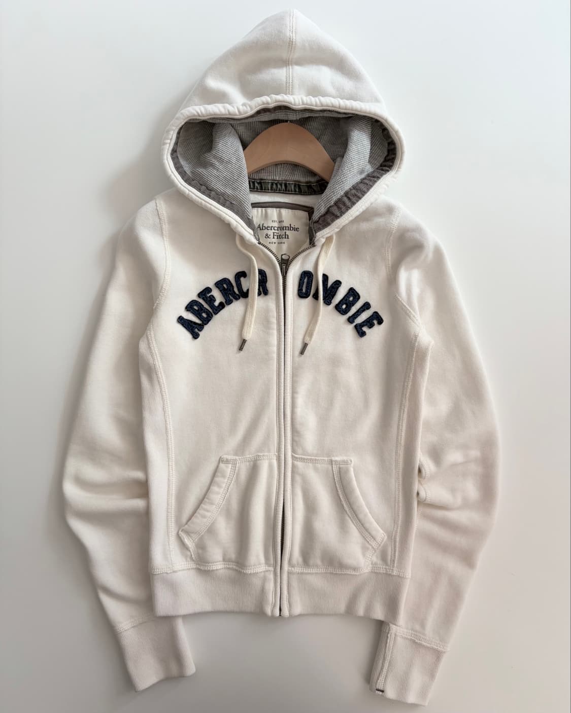 Abercrombie & Fitch 아베크롬비 아이보리 와펜 레터링 후드 상품이미지1