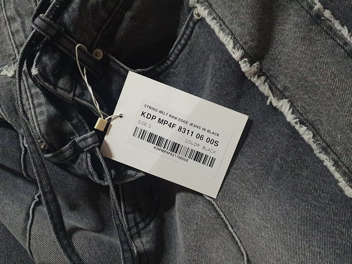 다이닛 STRING BELT RAW EDGE JEANS IN BLACK 상품이미지2