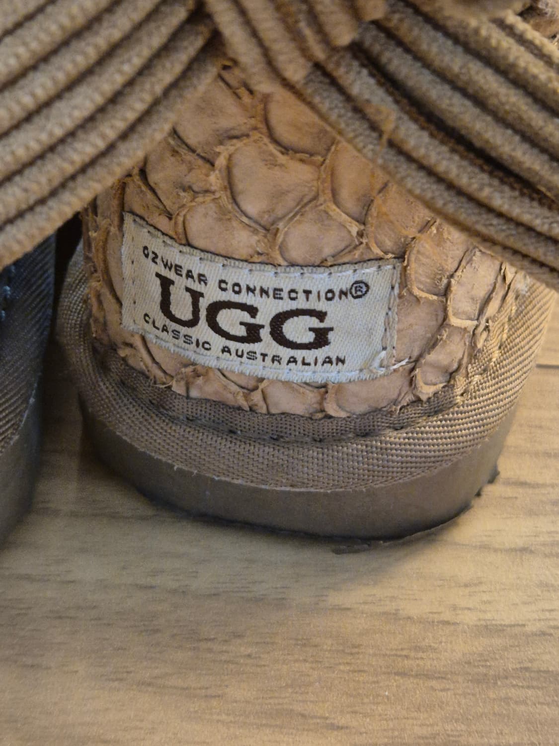 사이즈는 165mm인 어그 부츠입니다. 아이가 신기 편하도록 부츠 입구가 상품이미지4