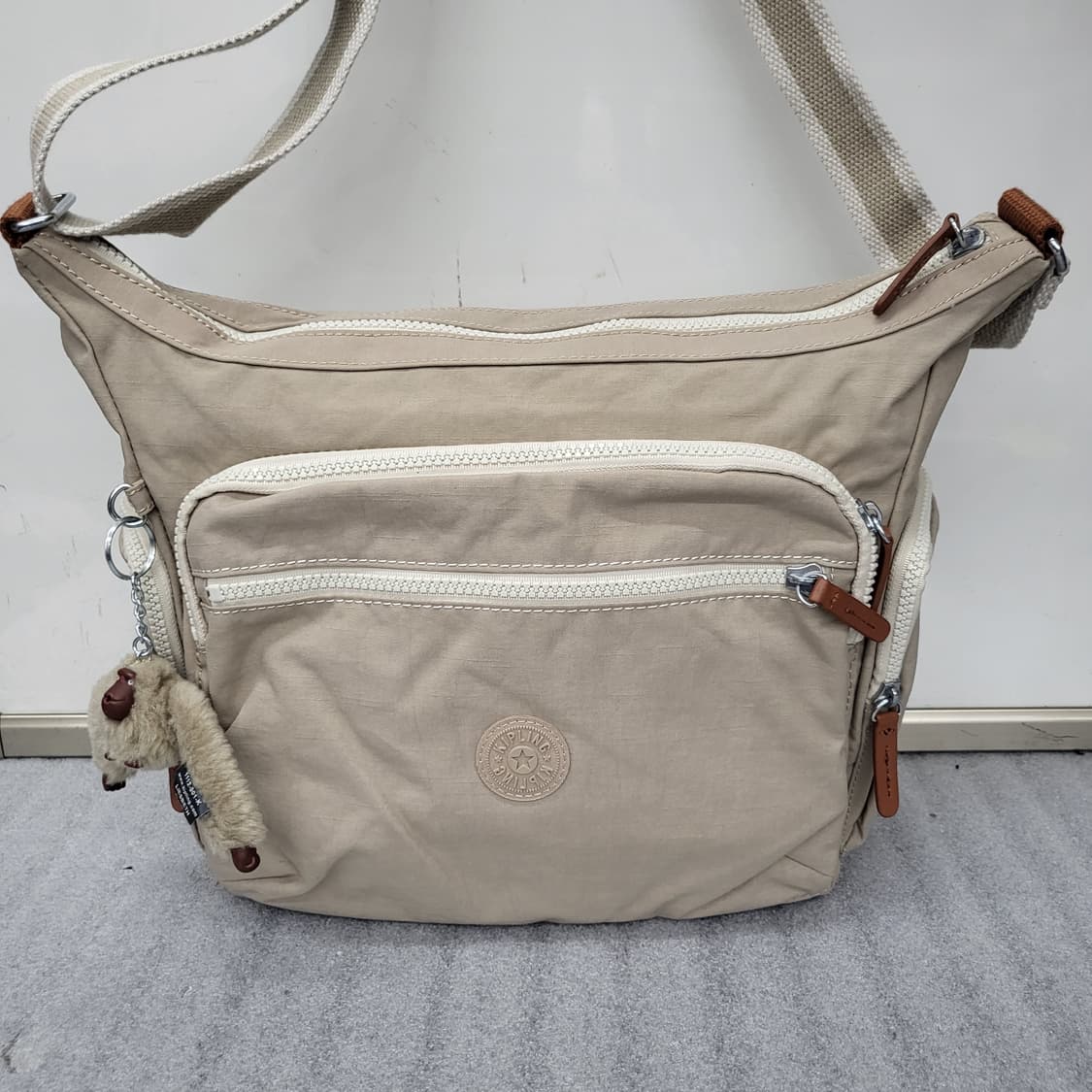 상태좋은 키플링 LIESBETH 크로스백 베이지 37x27x14cm 상품이미지2