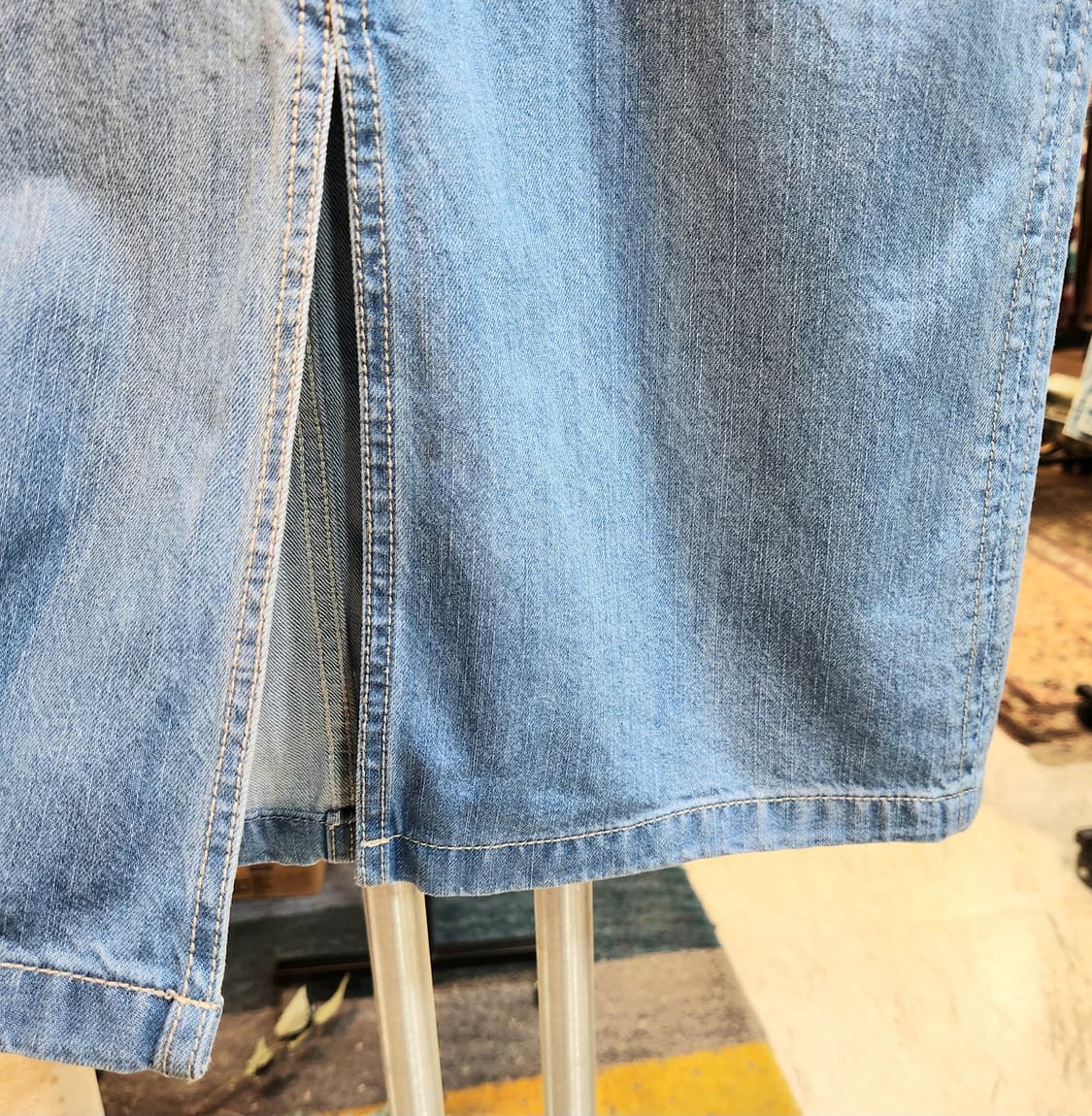 새제품) LEE 연청 앞 트임 데님 미디 스커트 상품이미지4