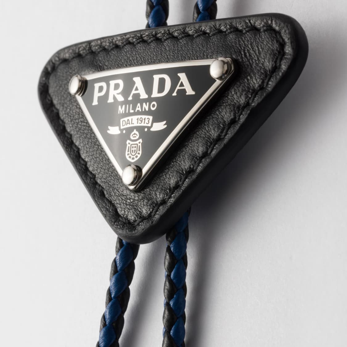 새상품 프라다 볼로 타이 가죽 메탈 트라이앵글 로고 넥타이 상품이미지3