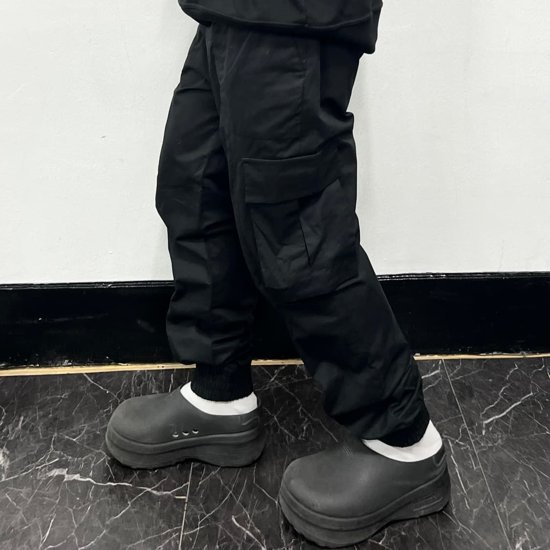 Juun.J 준지 블랙 카고 조거 팬츠 상품이미지1