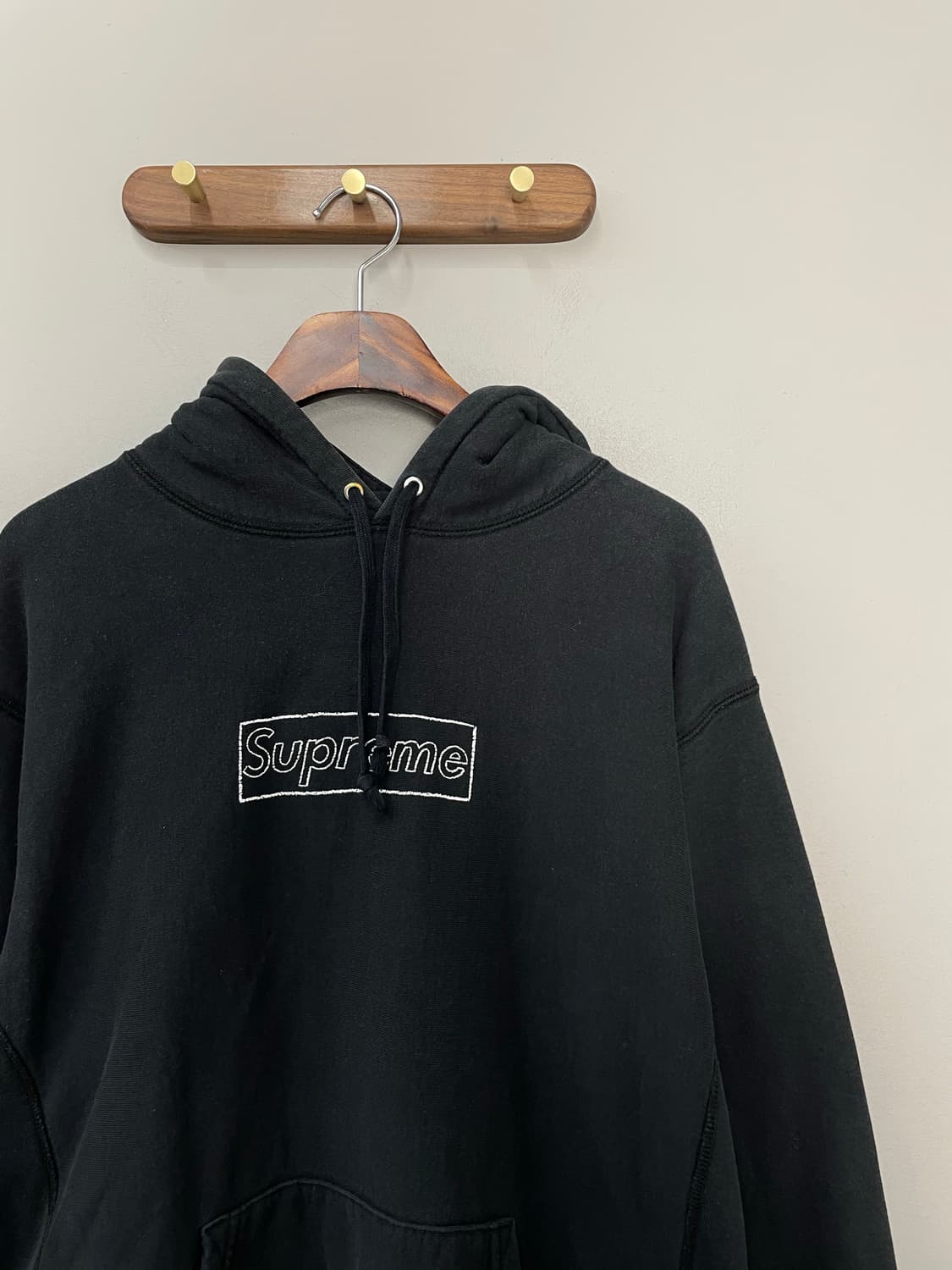 슈프림 x 카우스 초크 로고 블랙 후드티 H2332 상품이미지3