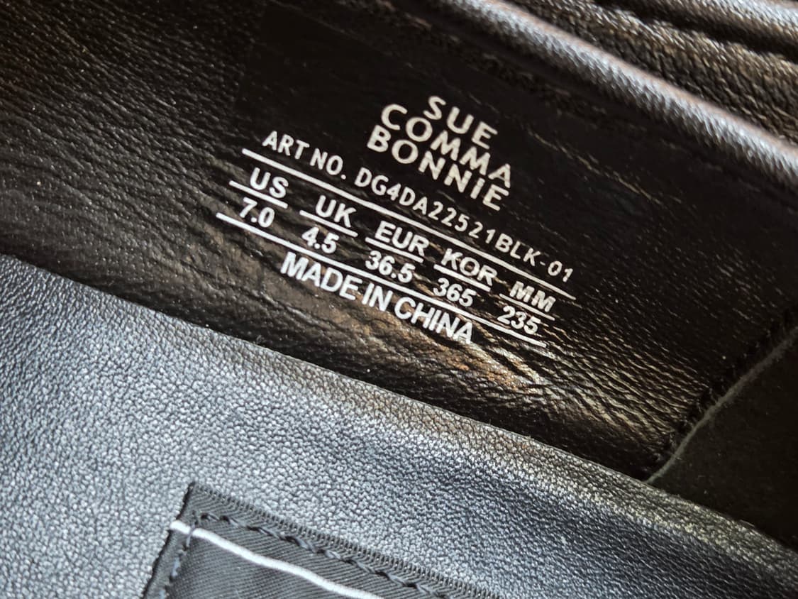 슈콤마보니 블랙 색상 여성구두 235mm입니다. 앞쪽에 큐빅 장식이 달 상품이미지8