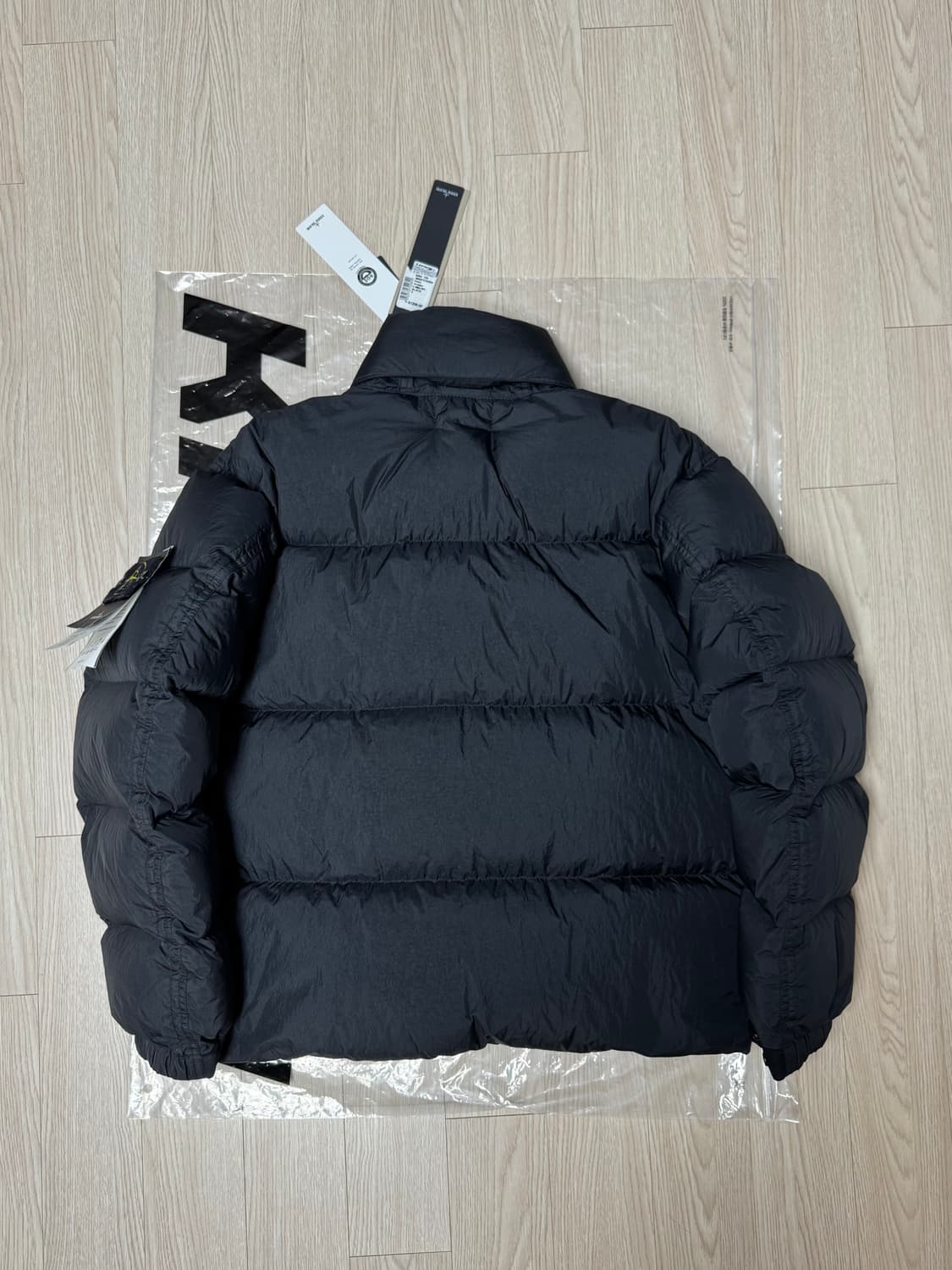 FW23 StoneIsland Crinkle Reps puffer 상품이미지2
