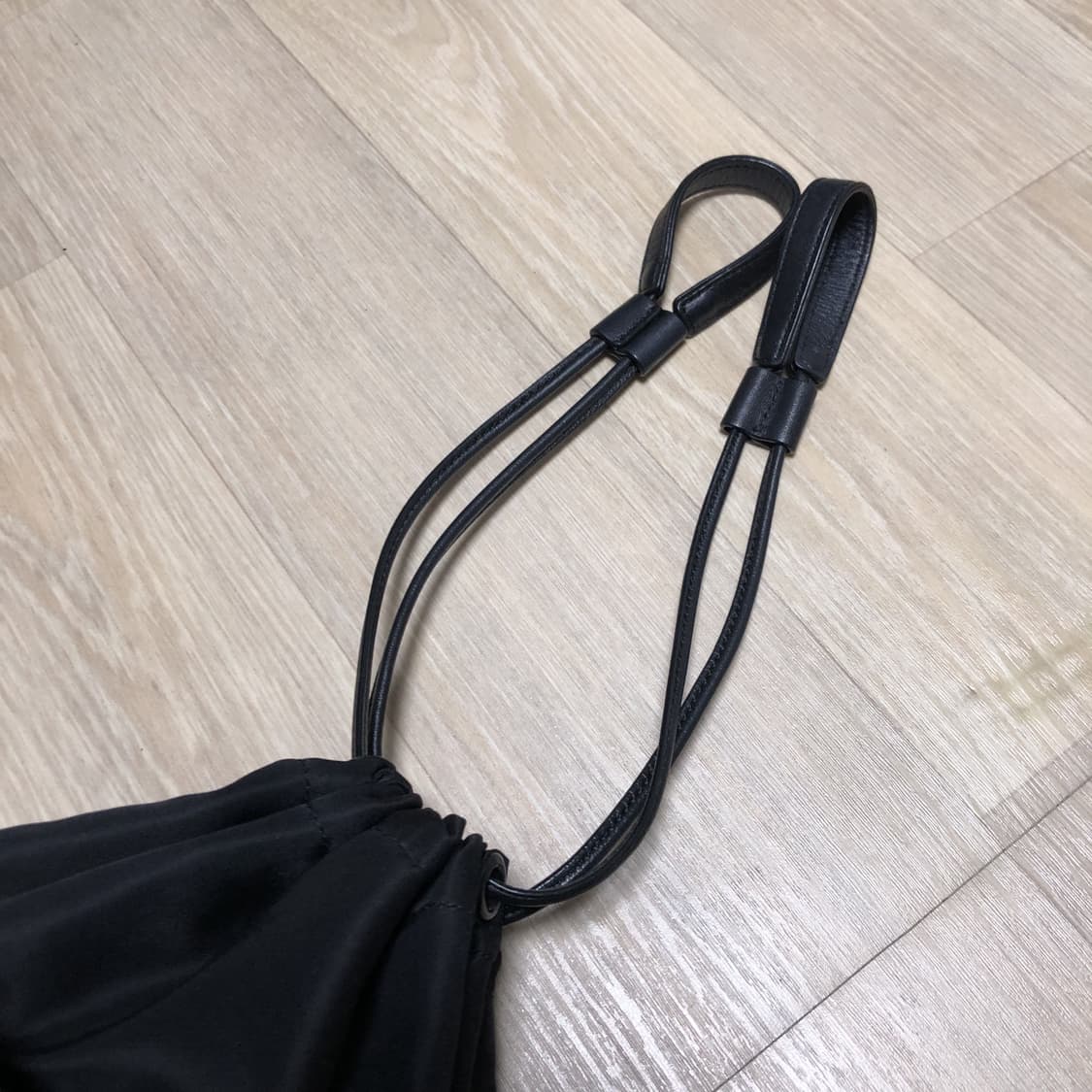 (ONE SIZE) DKNY 블랙 드로우 스트링 버킷백 상품이미지6