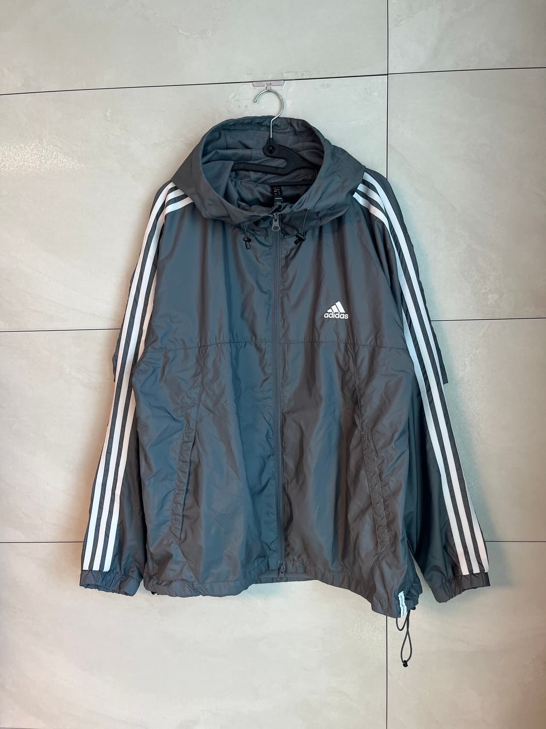 아디다스 에센셜 루즈핏 바람막이 그레이 [L] 상품이미지4