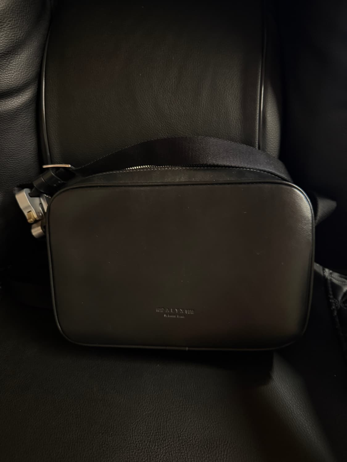 남여공용) 알릭스 레더 버클 크로스백 상품이미지4